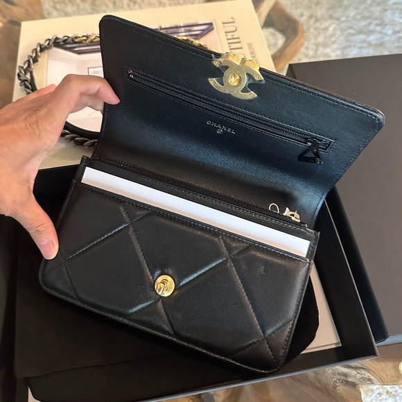 NEW Chanel19 wallet on chain - Picture 6 of 15